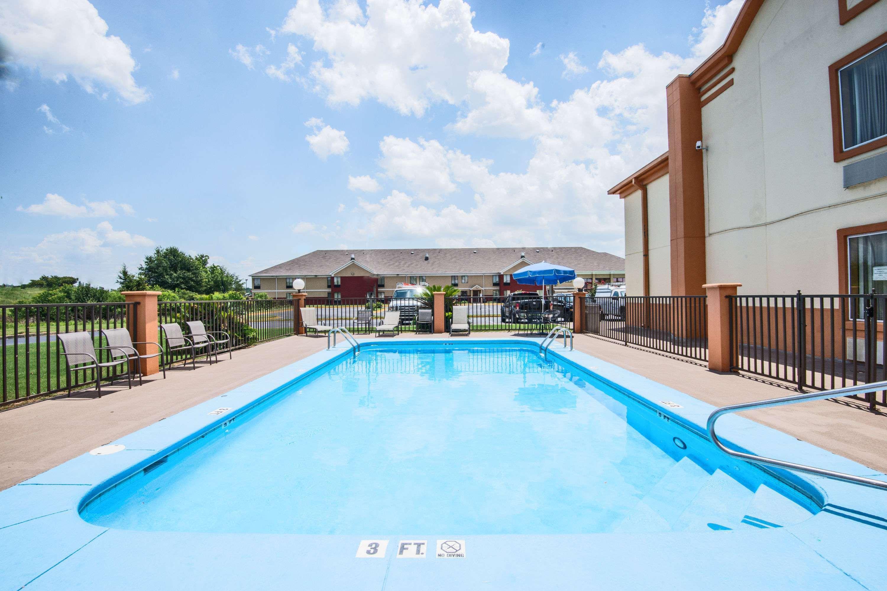 Days Inn By Wyndham Coliseum Montgomery Al Exterior photo