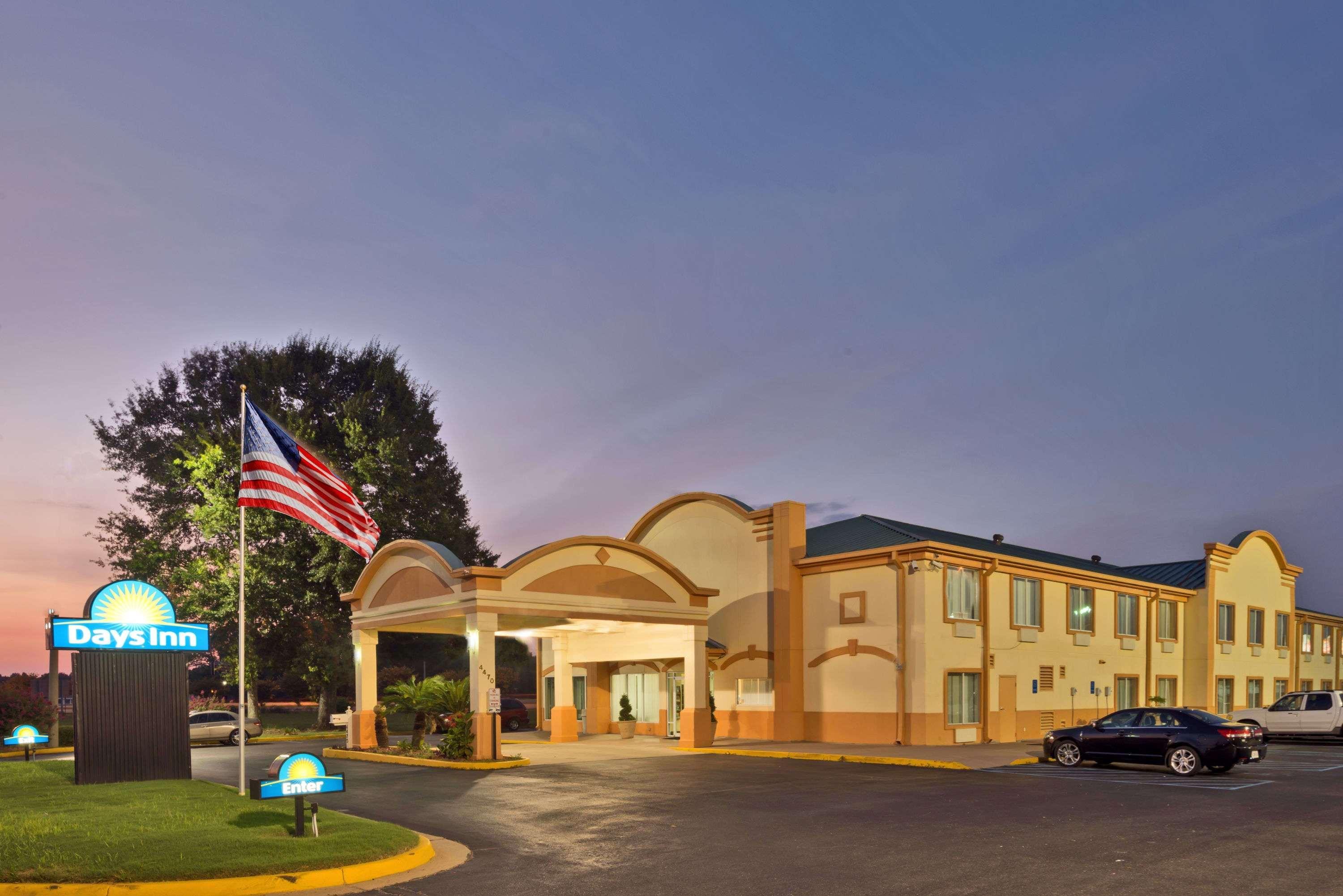 Days Inn By Wyndham Coliseum Montgomery Al Exterior photo